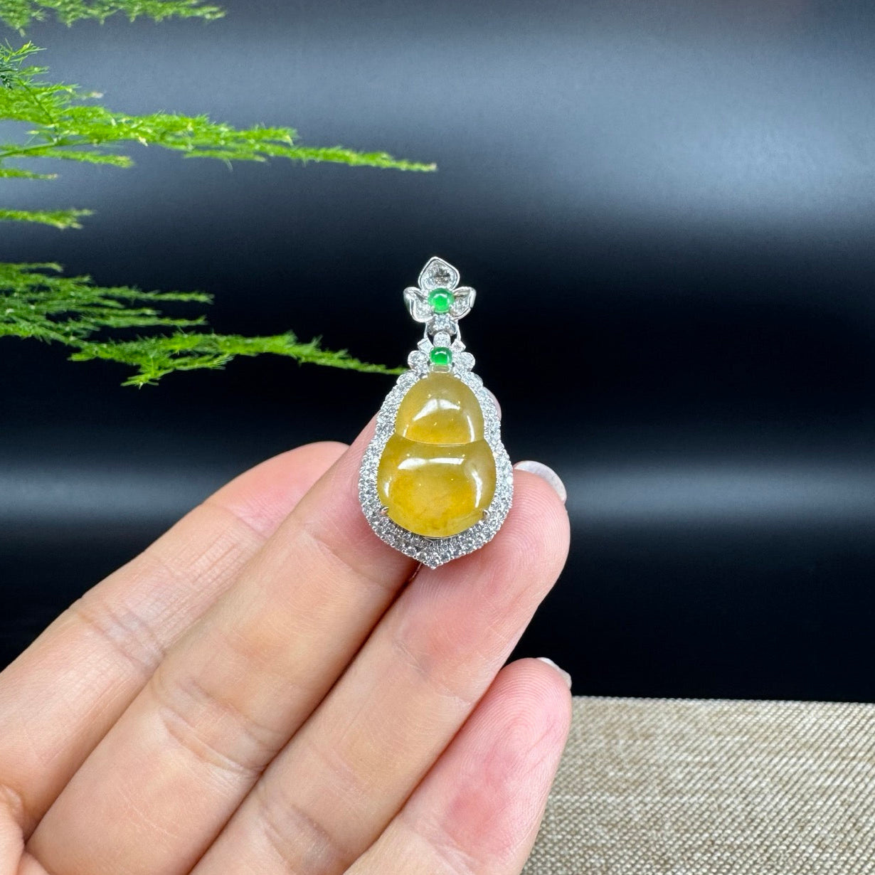 The pendant shape of the hulu.The pendant color is honey yellow.