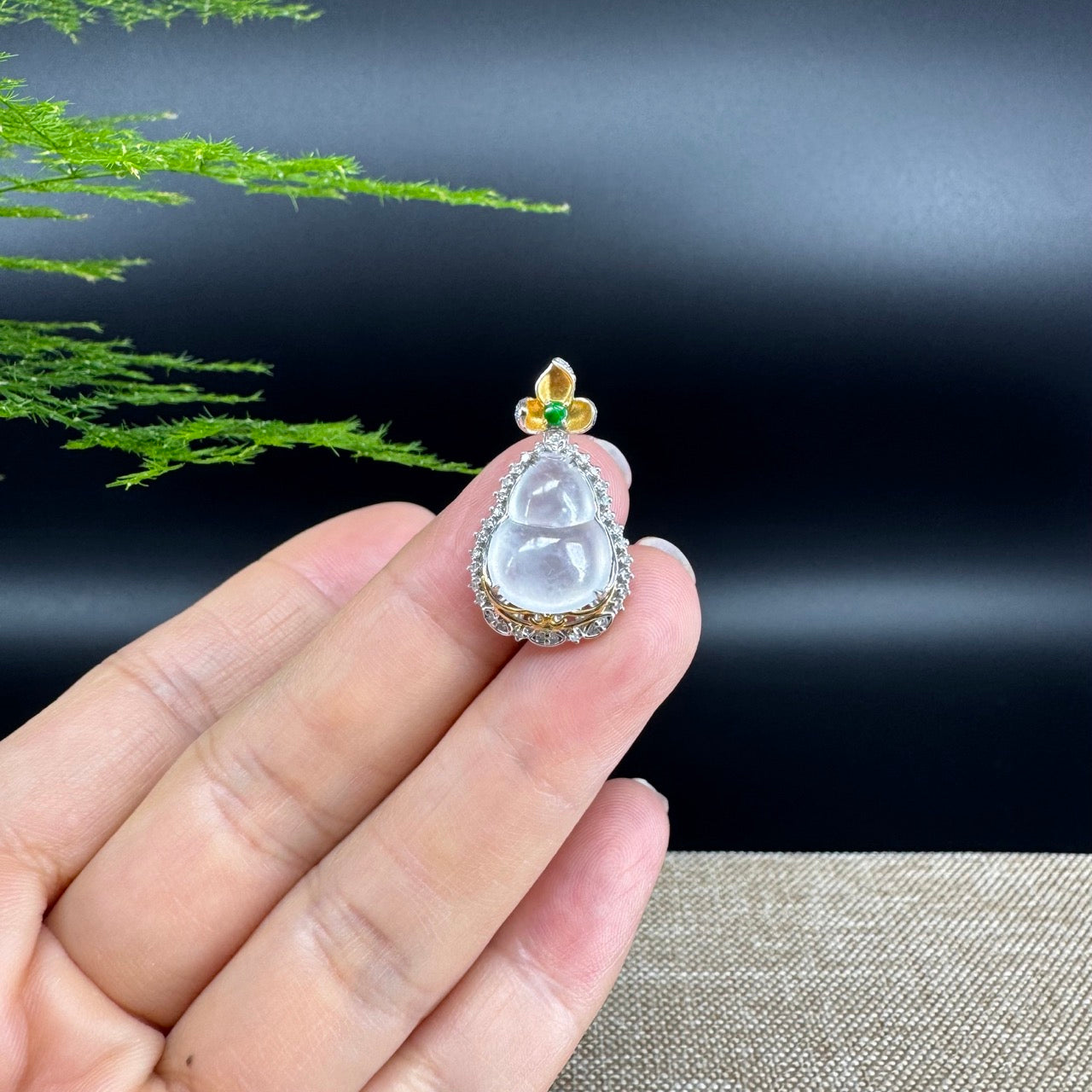 The pendant shape of the hulu.The pendant color is icy.