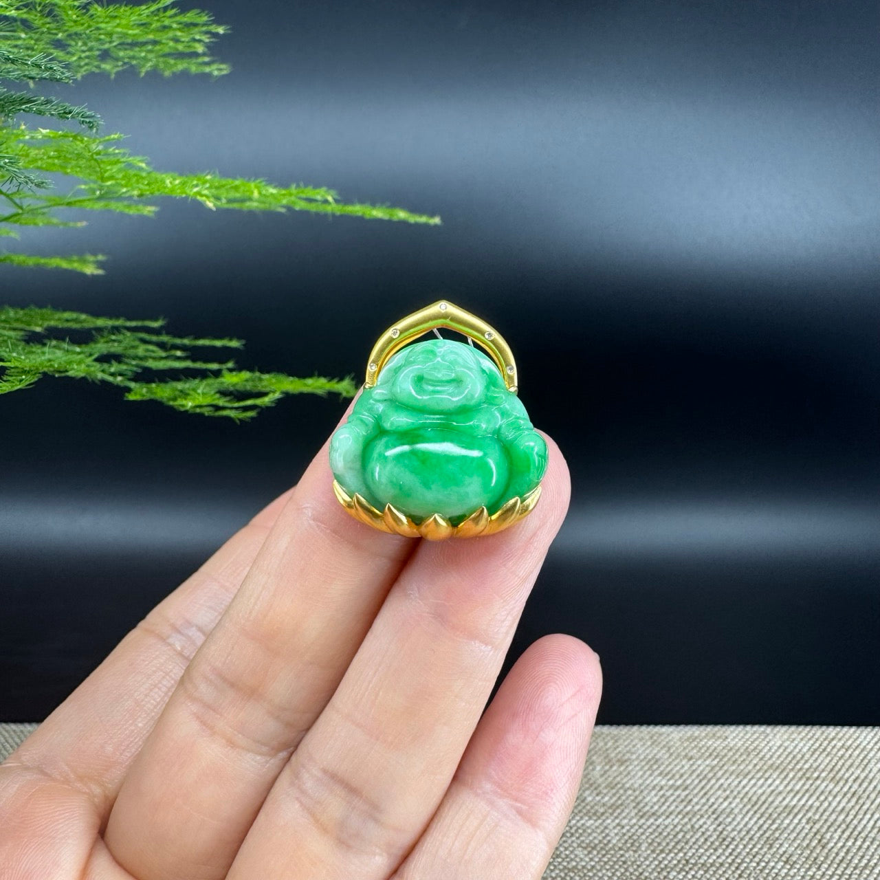 The pendant shape of the buddha.The pendant color is spicy green.