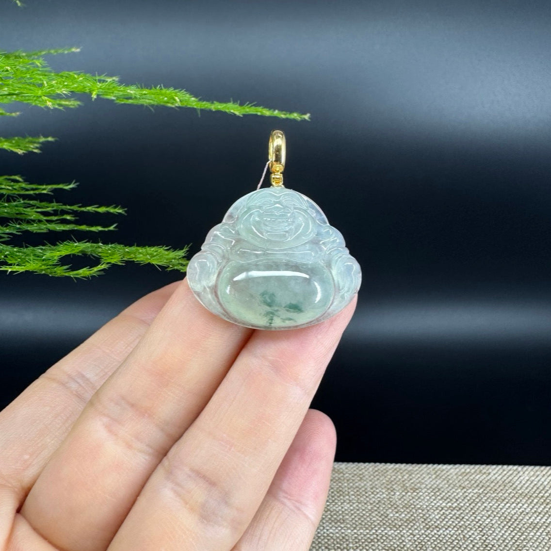 The pendant shape of the buddha.The pendant color is icy green.