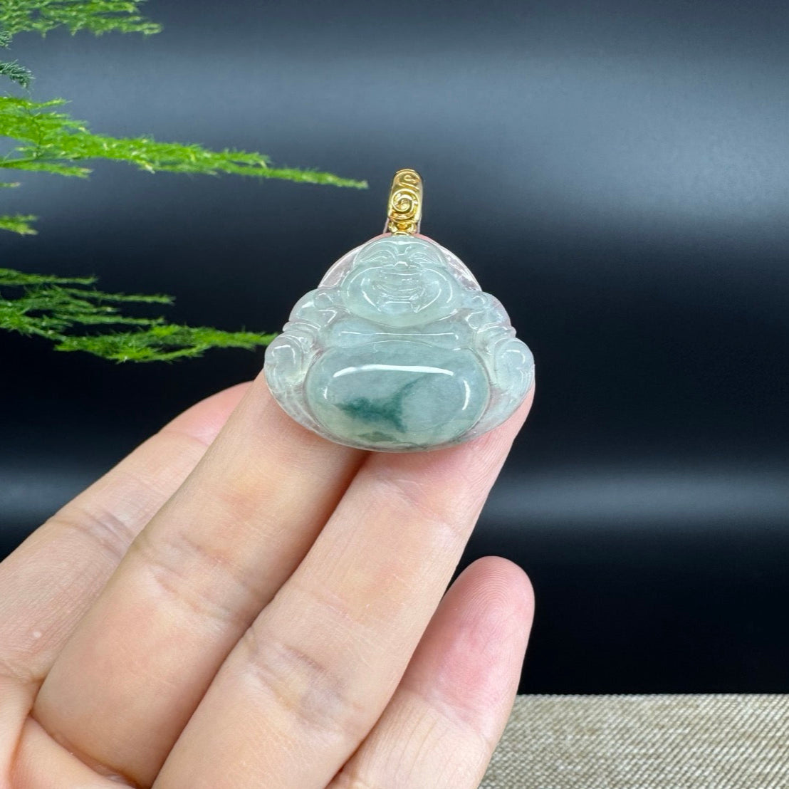The pendant shape of the buddha.The pendant color is icy green.