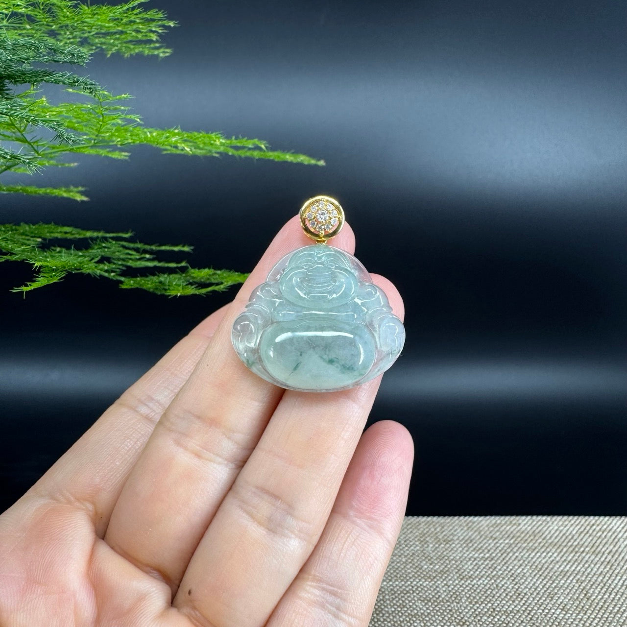 The pendant shape of the buddha.The pendant color is icy green.