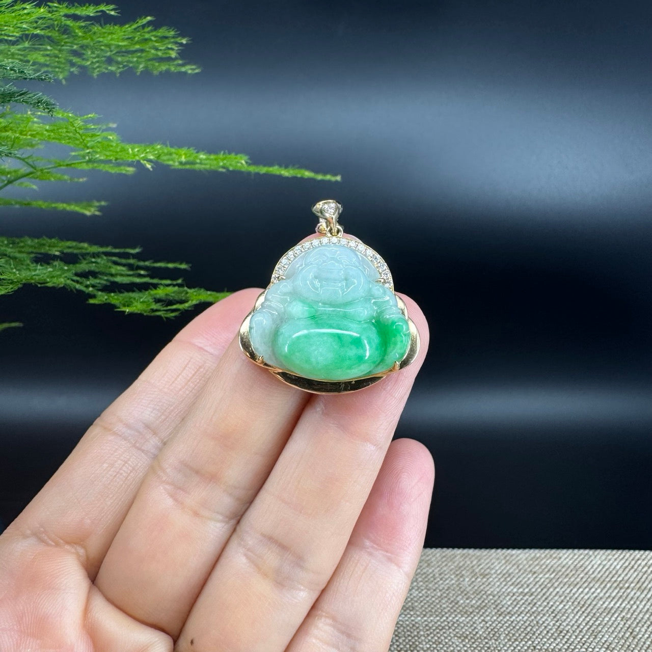 The pendant shape of the buddha.The pendant color is spicy green.