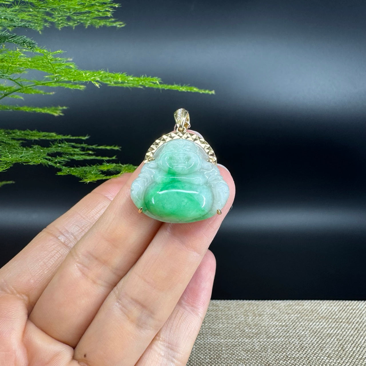 The pendant shape of the buddha.The pendant color is spicy green.
