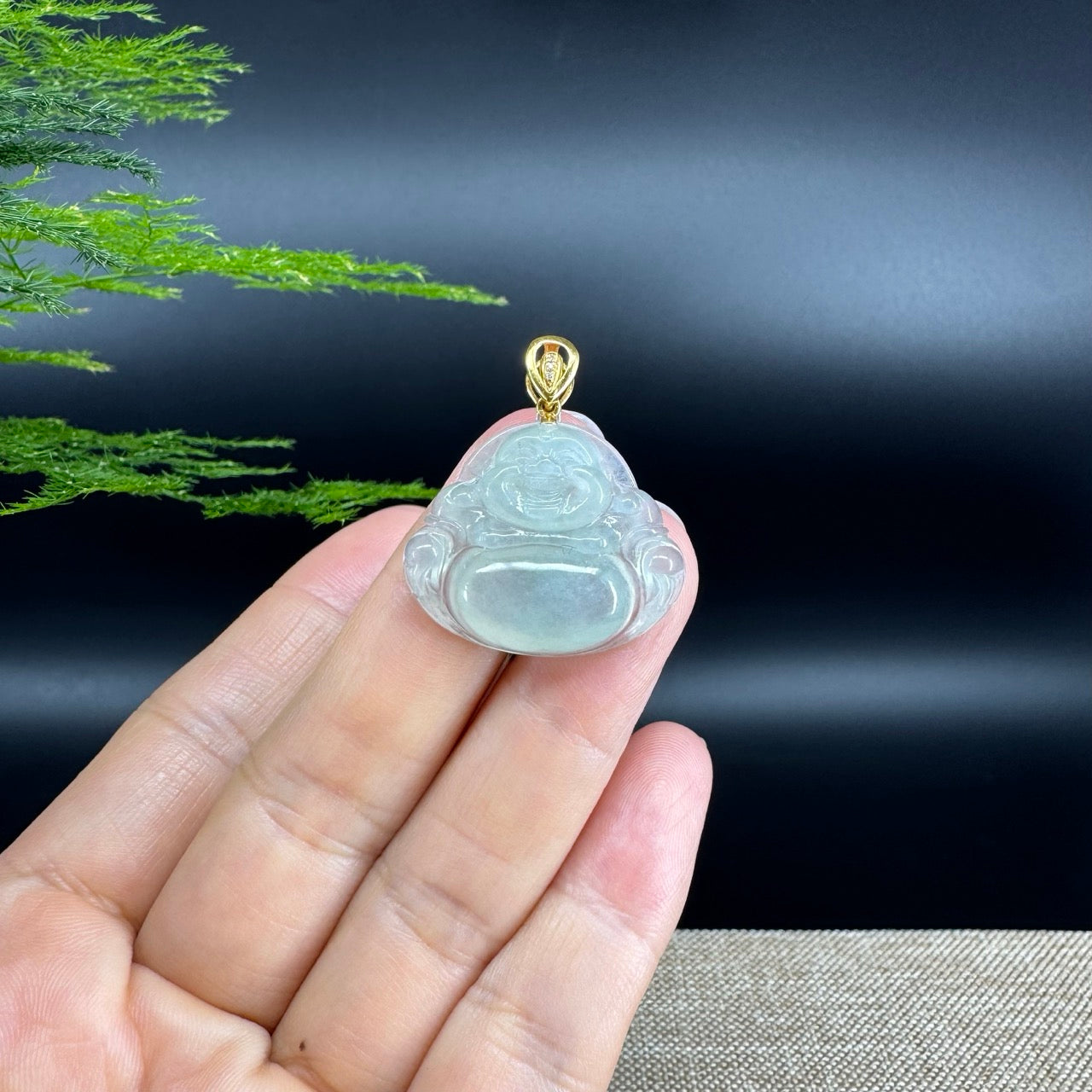 The pendant shape of the buddha.The pendant color is icy green.