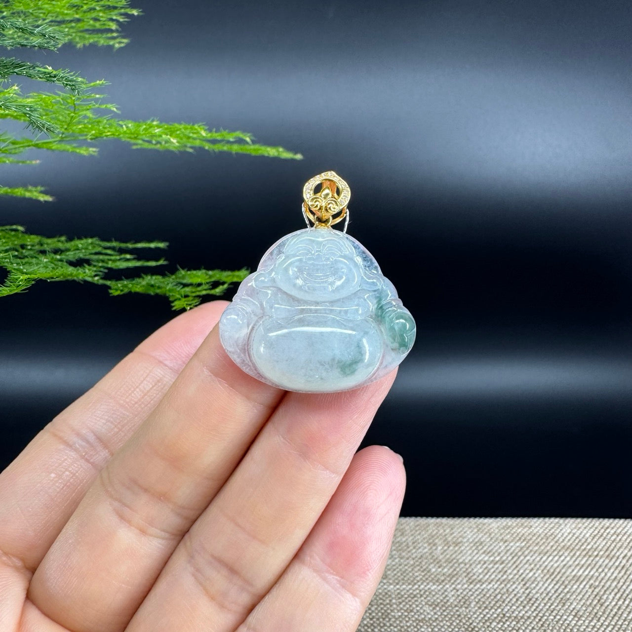 The pendant shape of the buddha.The pendant color is icy green.