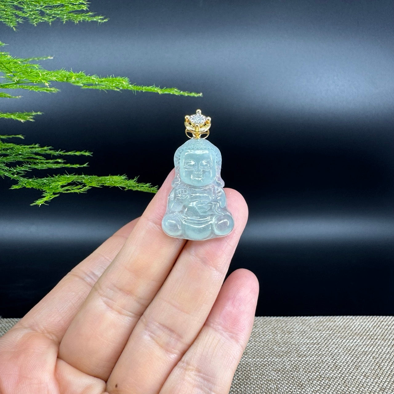 The pendant shape of the baby buddha.The pendant color is icy green.