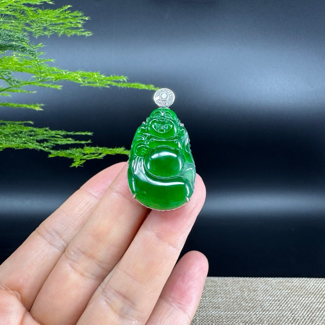 The pendant shape of the buddha.The pendant color is green