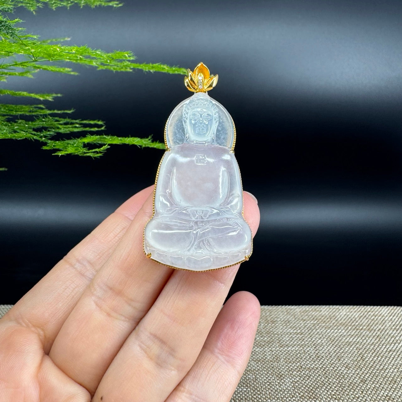The pendant shape of the guanyin.The pendant color is icy.