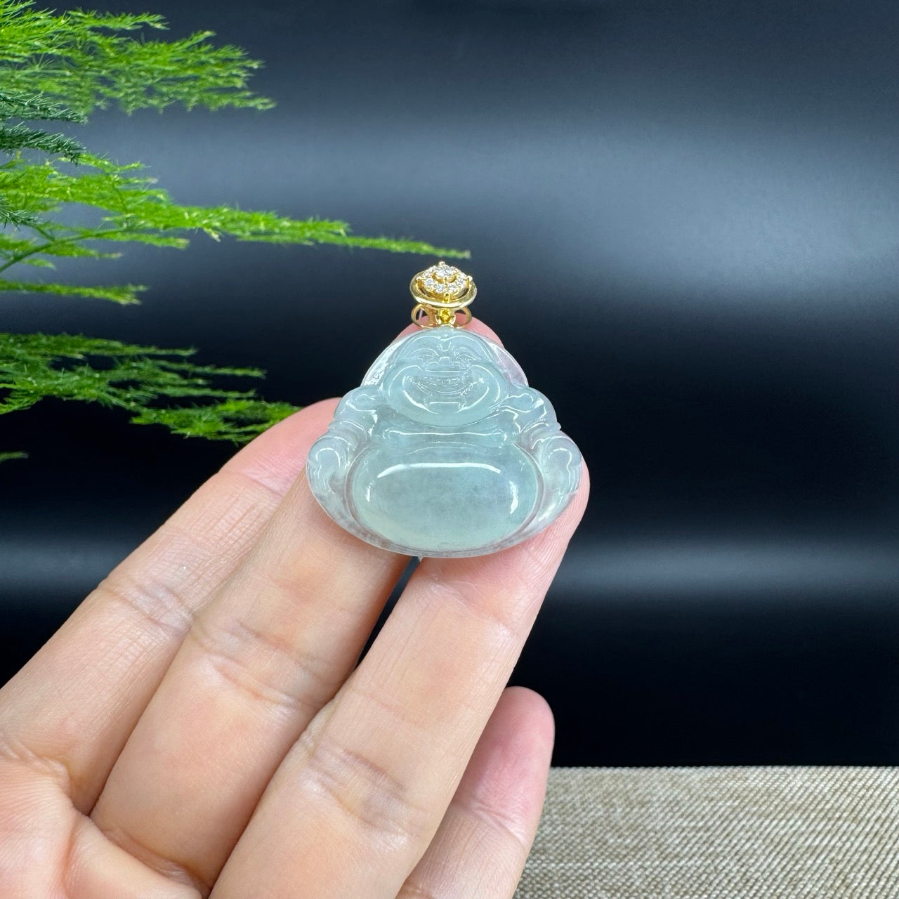 The pendant shape of the buddha.The pendant color is icy green.