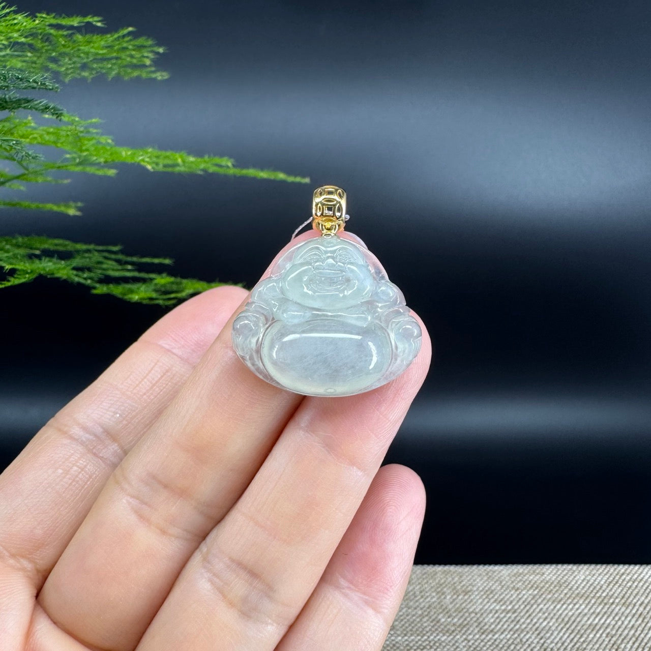 The pendant shape of the buddha.The pendant color is icy green.