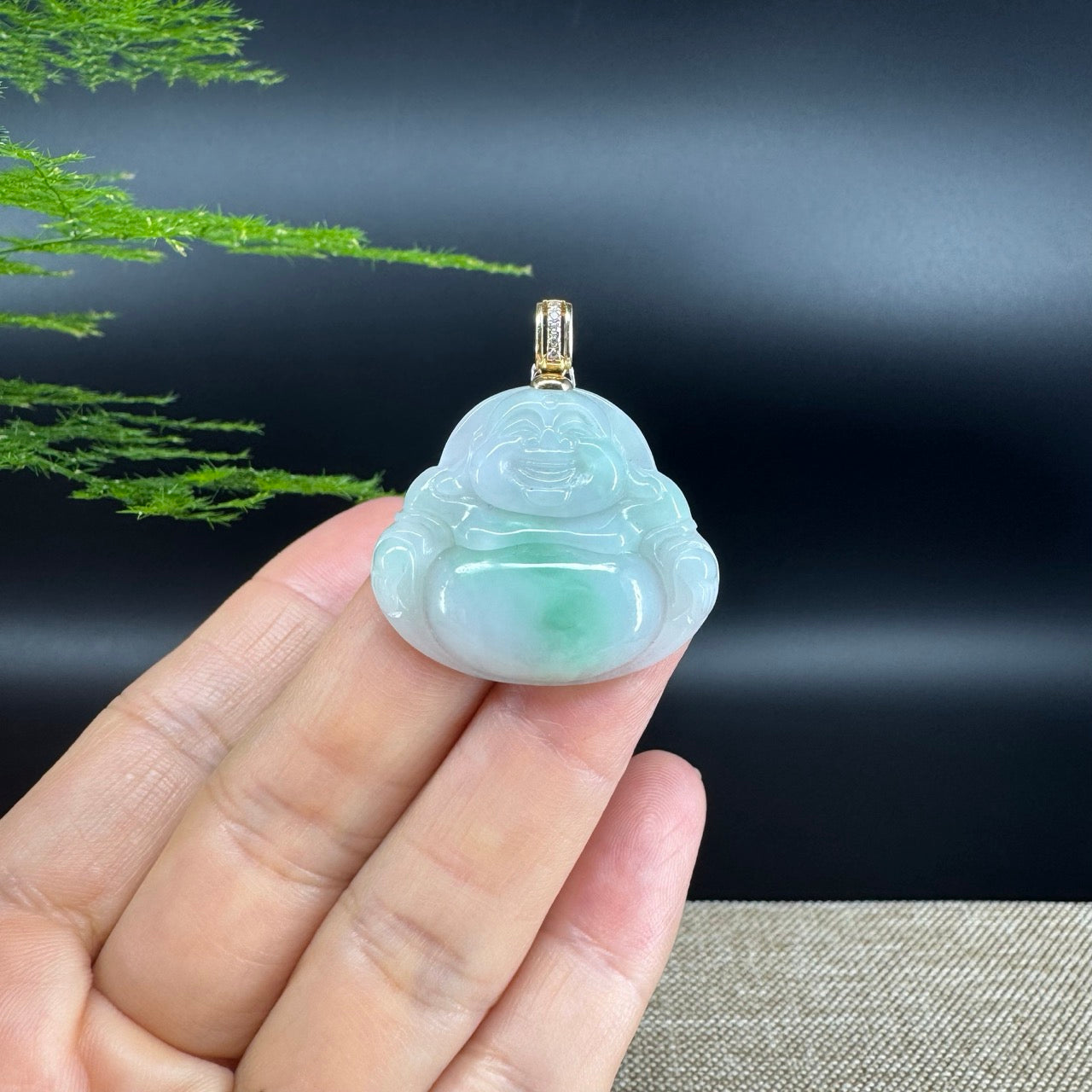 The pendant shape of the buddha.The pendant color is icy green.