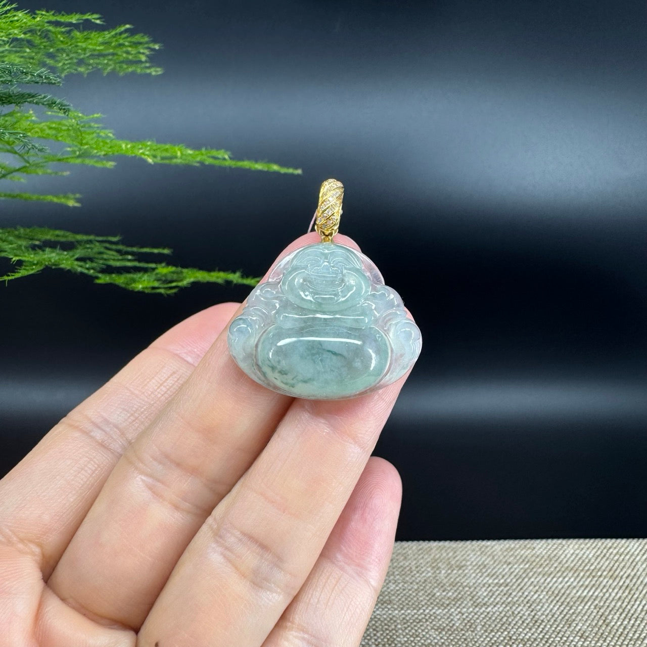 The pendant shape of the buddha.The pendant color is icy green.