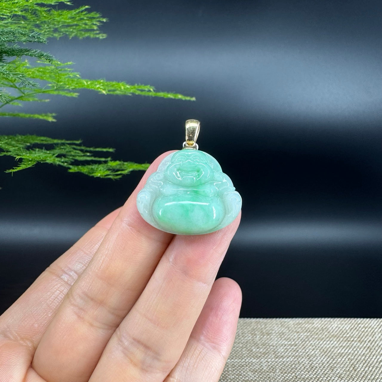 The pendant shape of the buddha.The pendant color is apple green.
