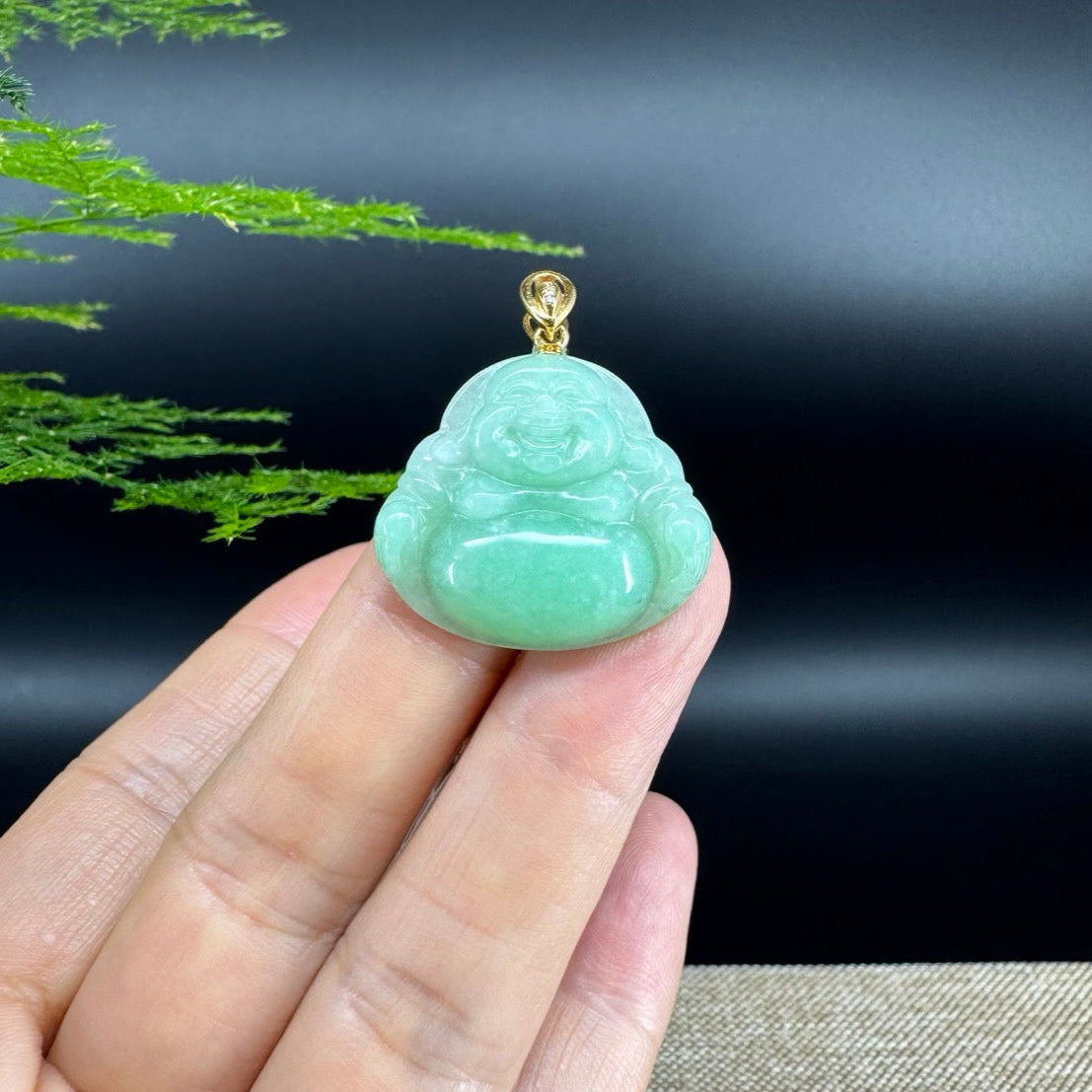 The pendant shape of the buddha.The pendant color is apple green.