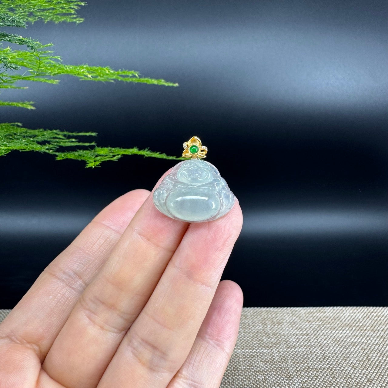 The pendant shape of the buddha.The pendant color is icy green.