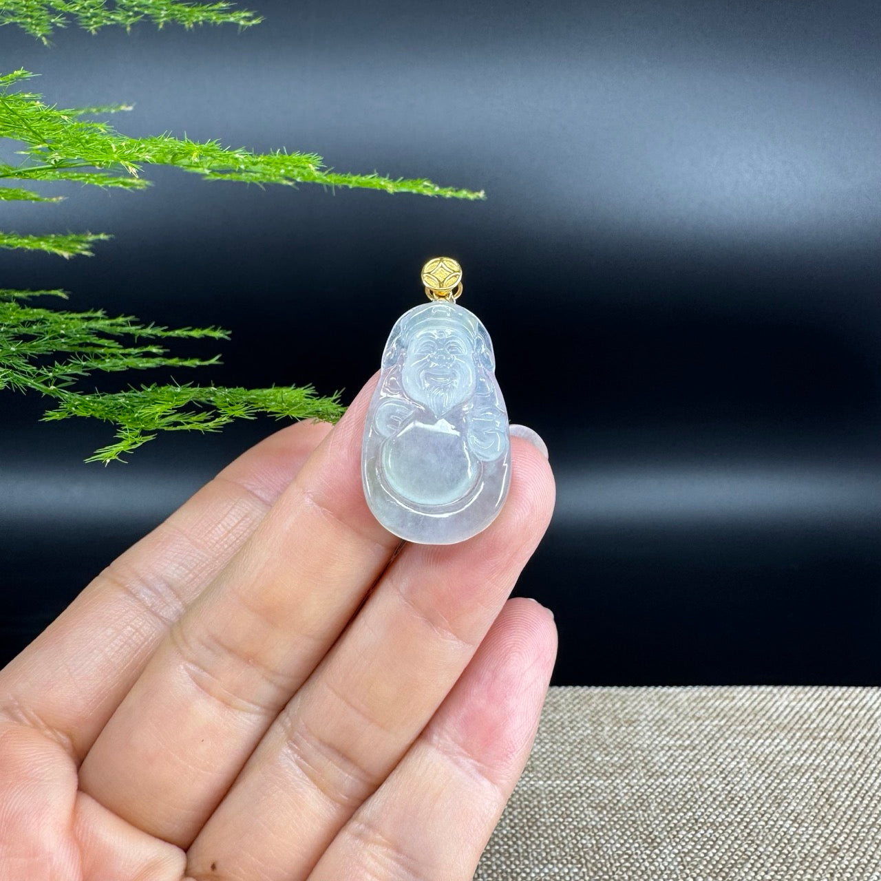 The pendant shape of the money saint.The pendant color is icy.