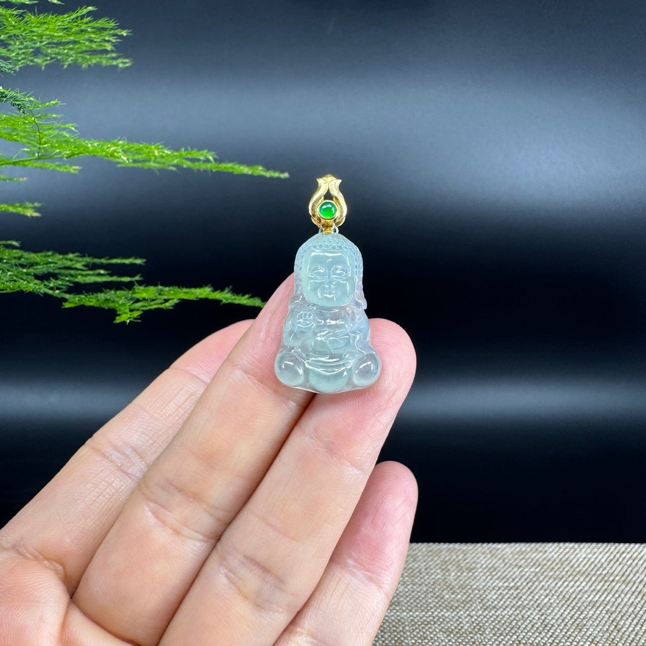 The pendant shape of the buddha.The pendant color is icy green.