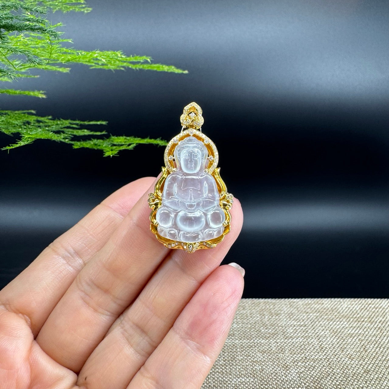 The pendant shape of the guanyin.The pendant color is icy.