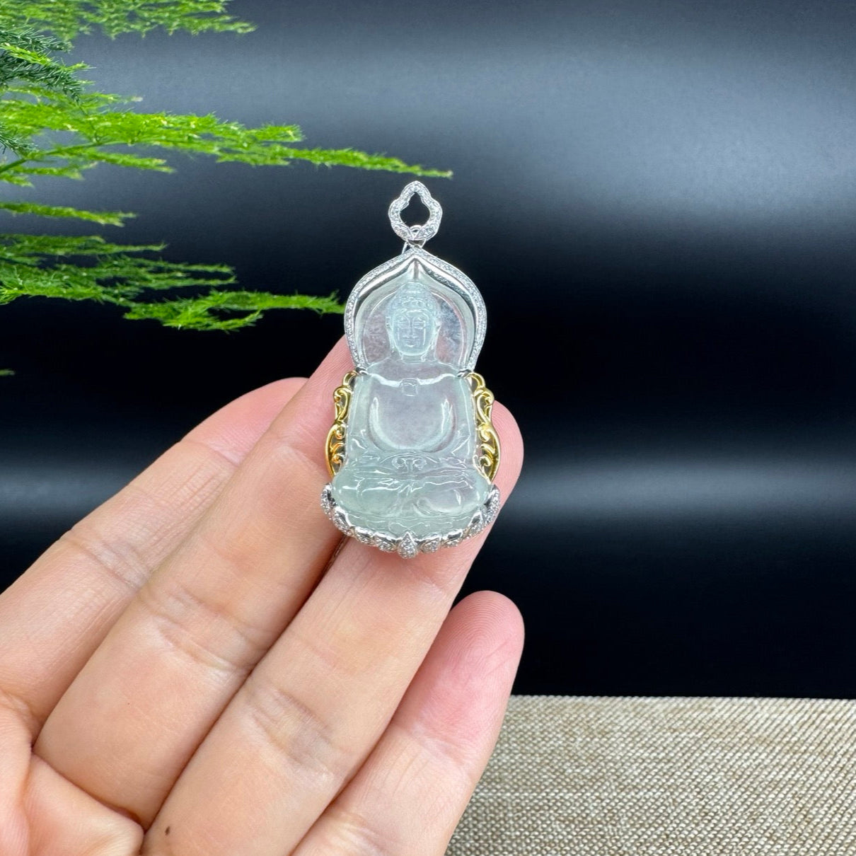 The pendant shape of the guanyin.The pendant color is icy.