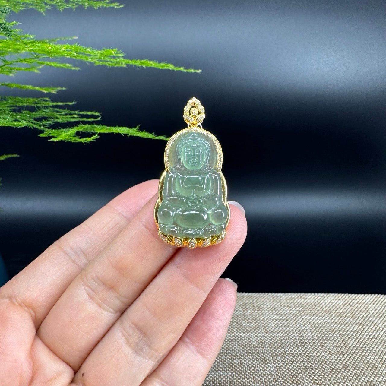 The pendant shape of the guanyin.The pendant color is green.