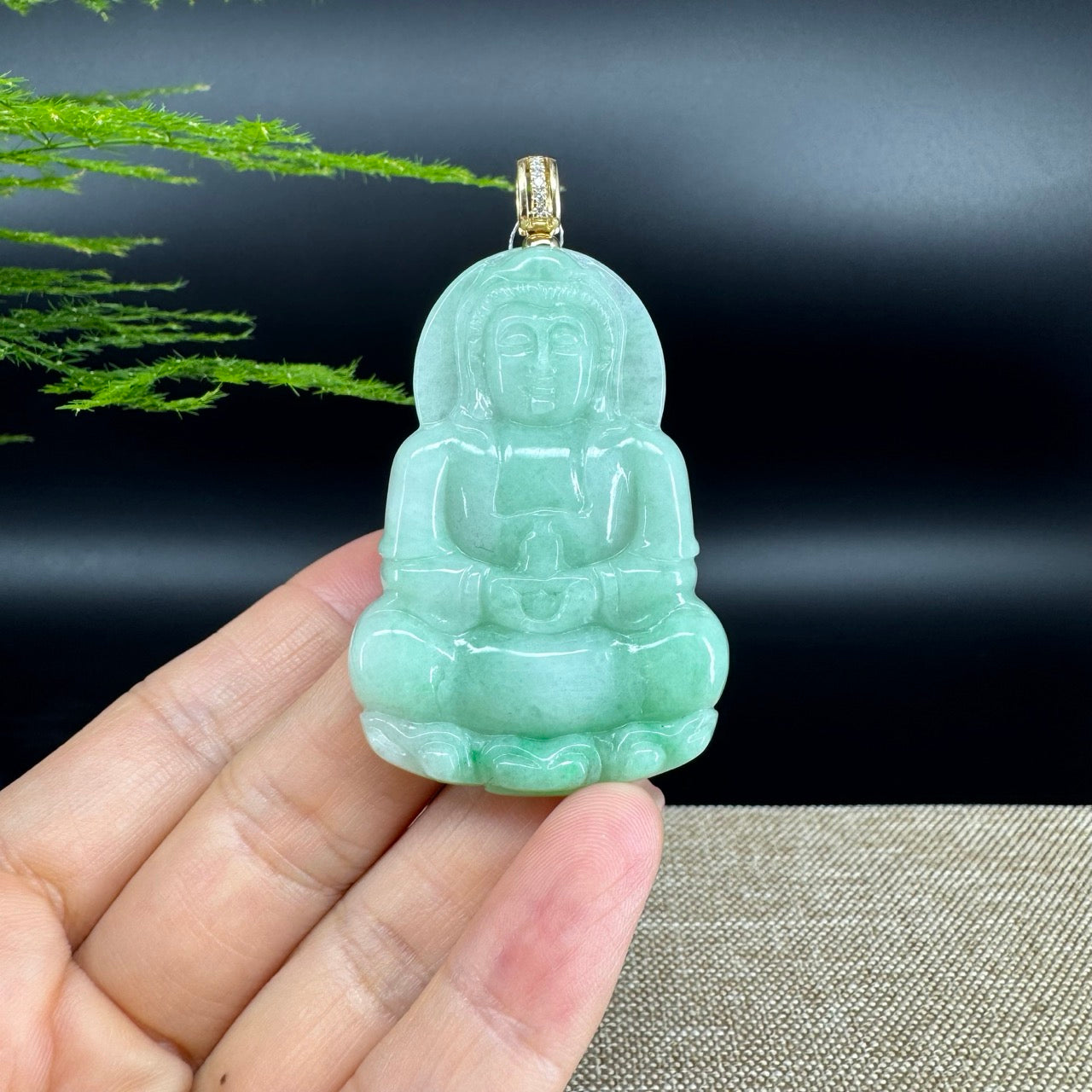 The pendant shape of the guanyin.The pendant color is green.
