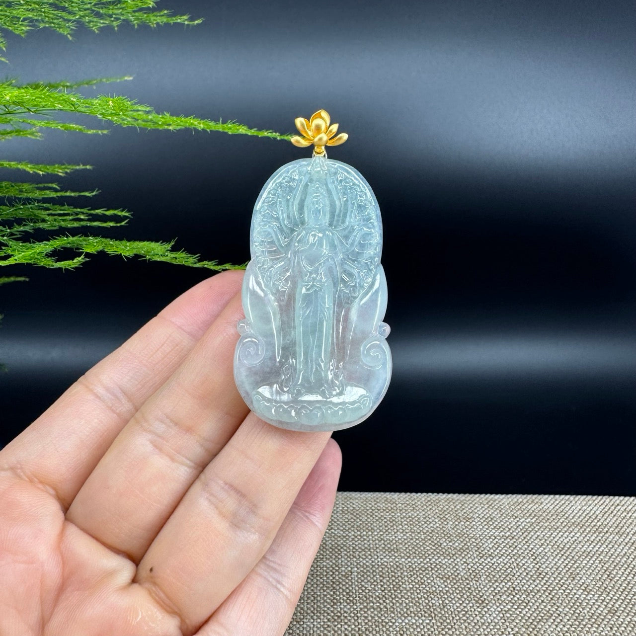 The pendant shape of the thousand hand guanyin.The pendant color is icy green.