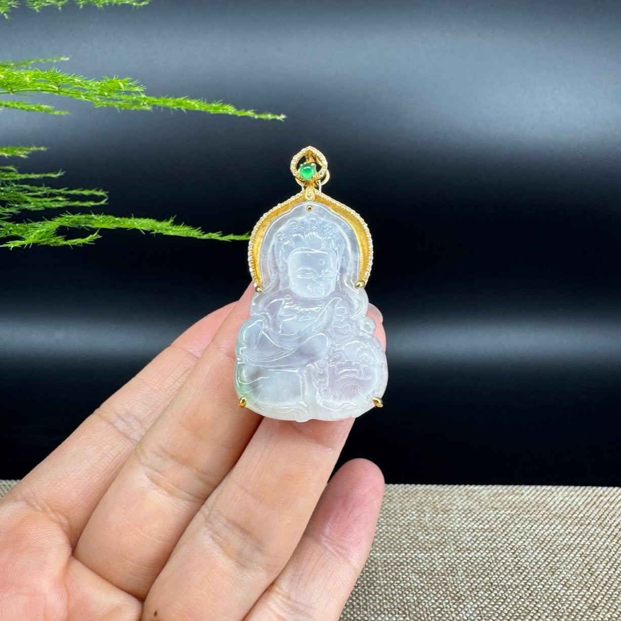 The pendant shape of the guanyin.The pendant color is icy green.