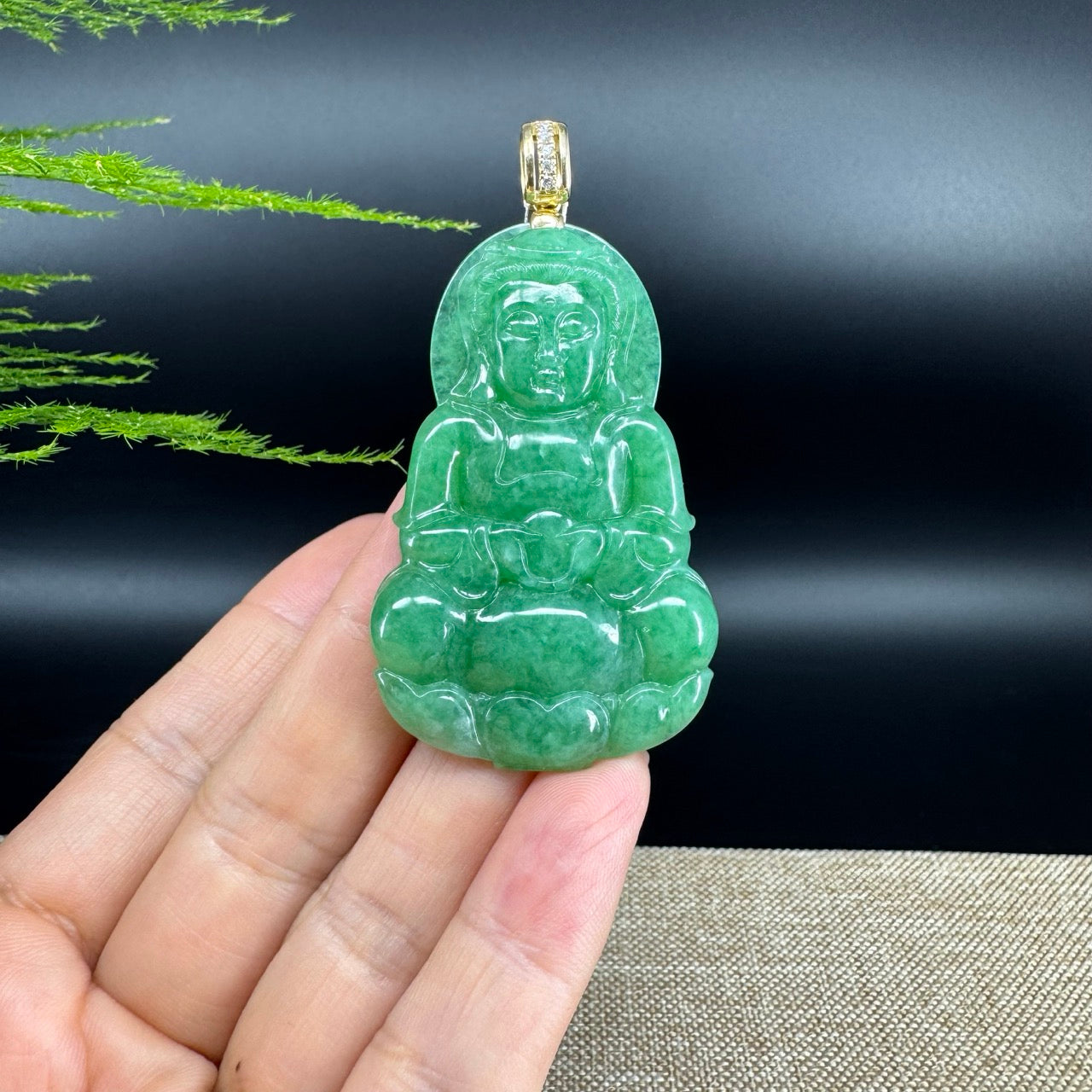 The pendant shape of the guanyin.The pendant color is green.
