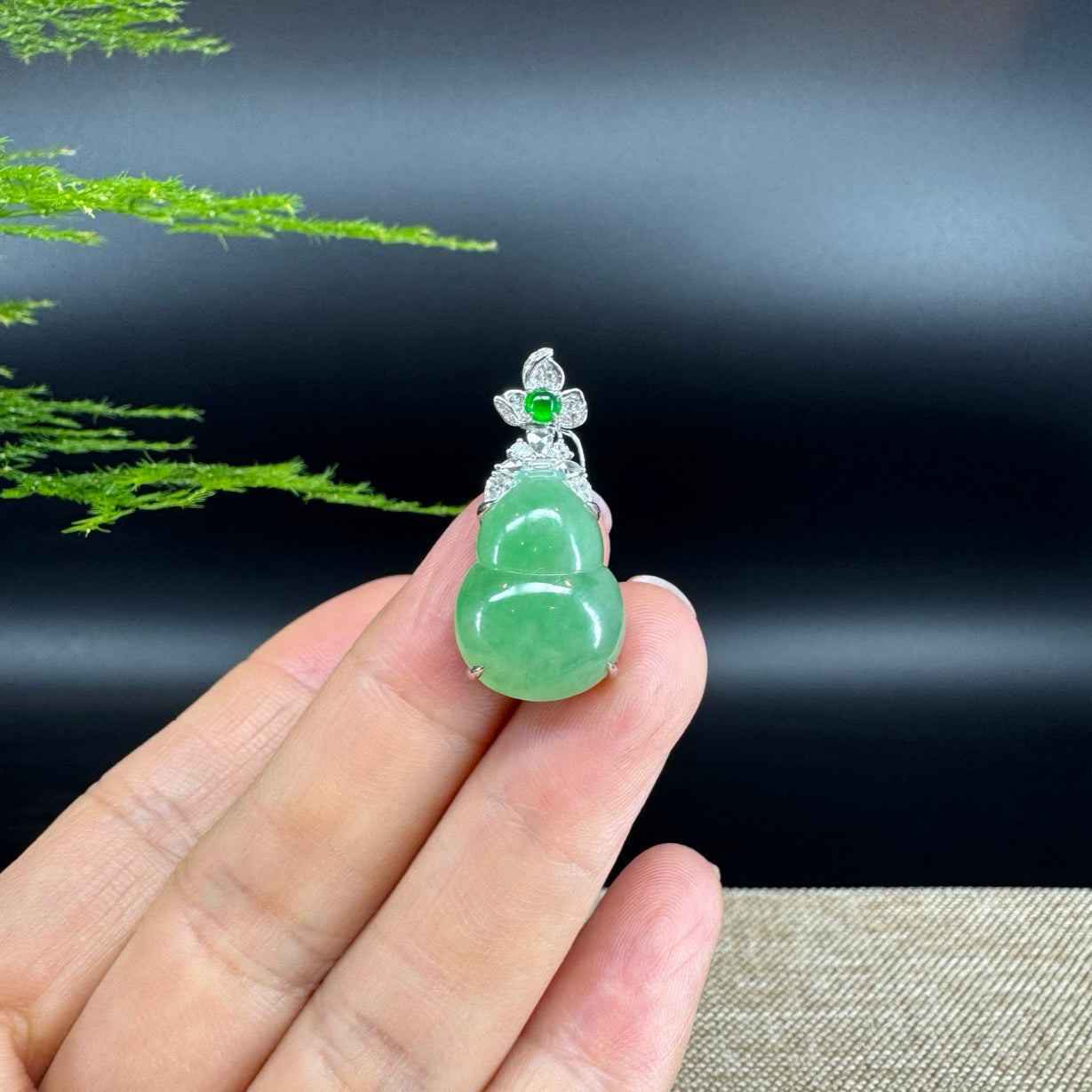 The pendant shape of the hulu.The pendant color is icy green.