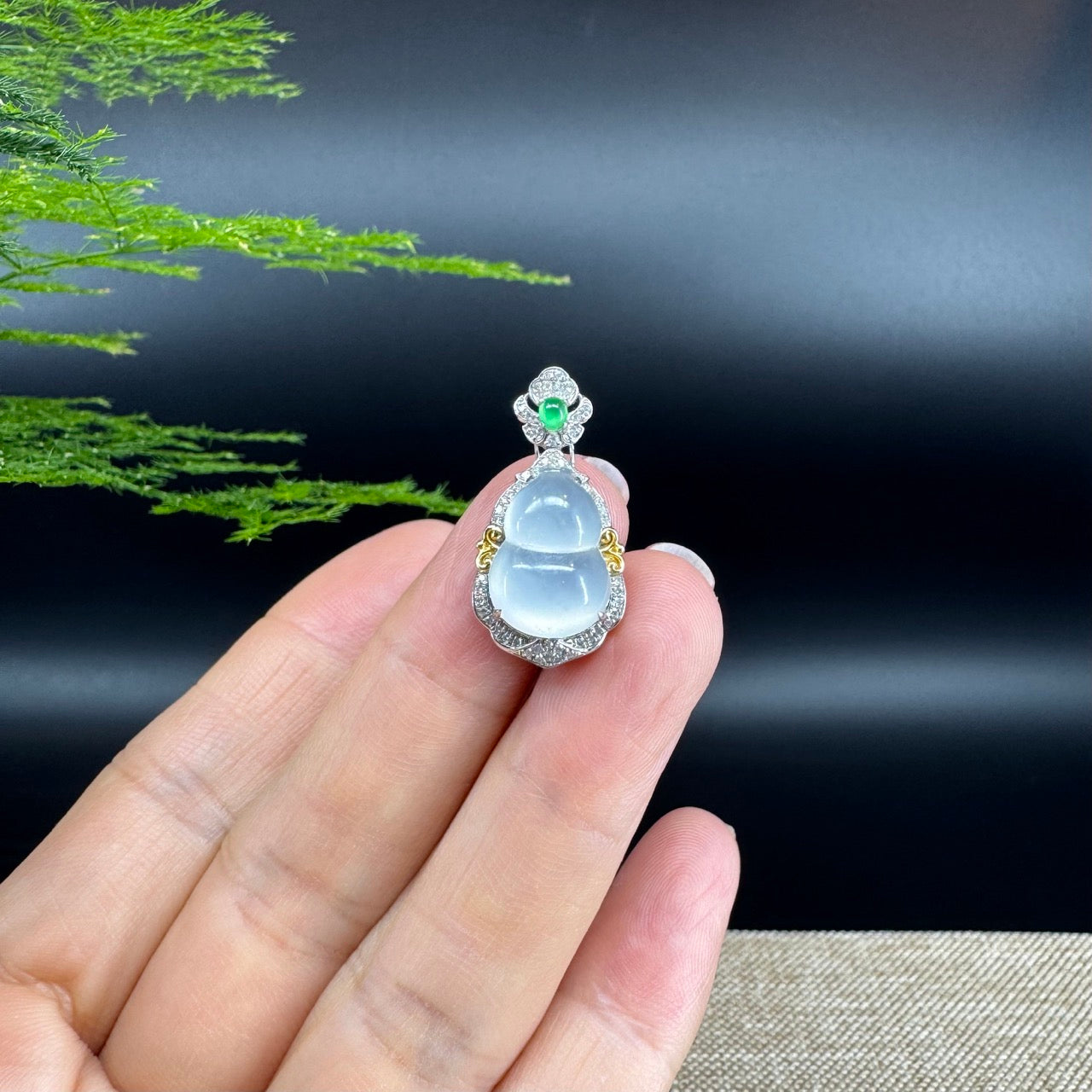 The pendant shape of the hulu.The pendant color is icy.
