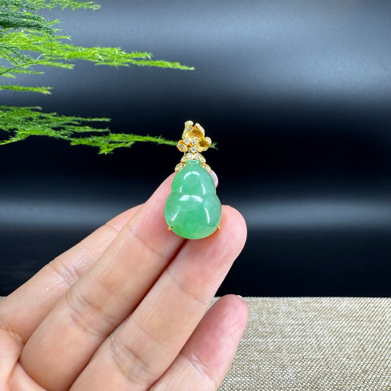 The pendant shape of the hulu.The pendant color is green.