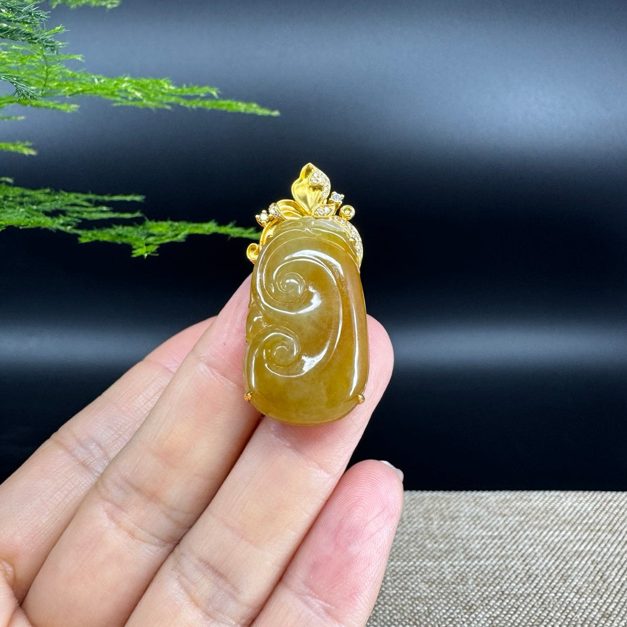 The pendant shape of the ruyi.The pendant color is honey yellow.
