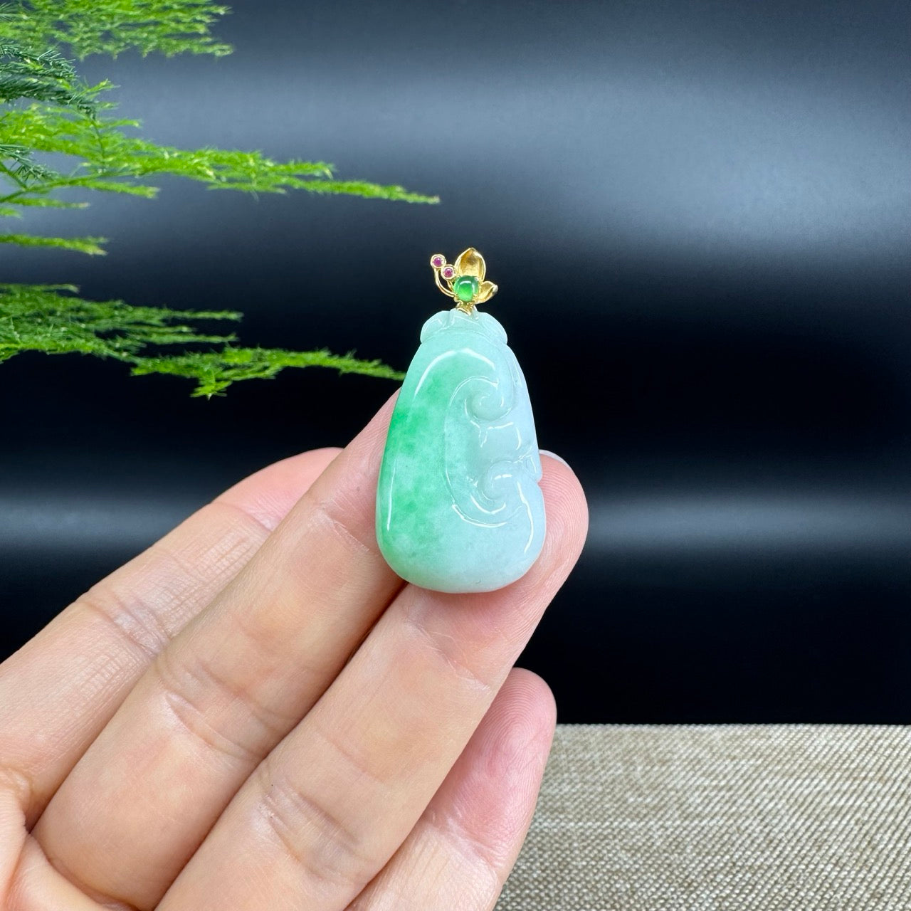 The pendant shape of the ruyi.The pendant color is white green.