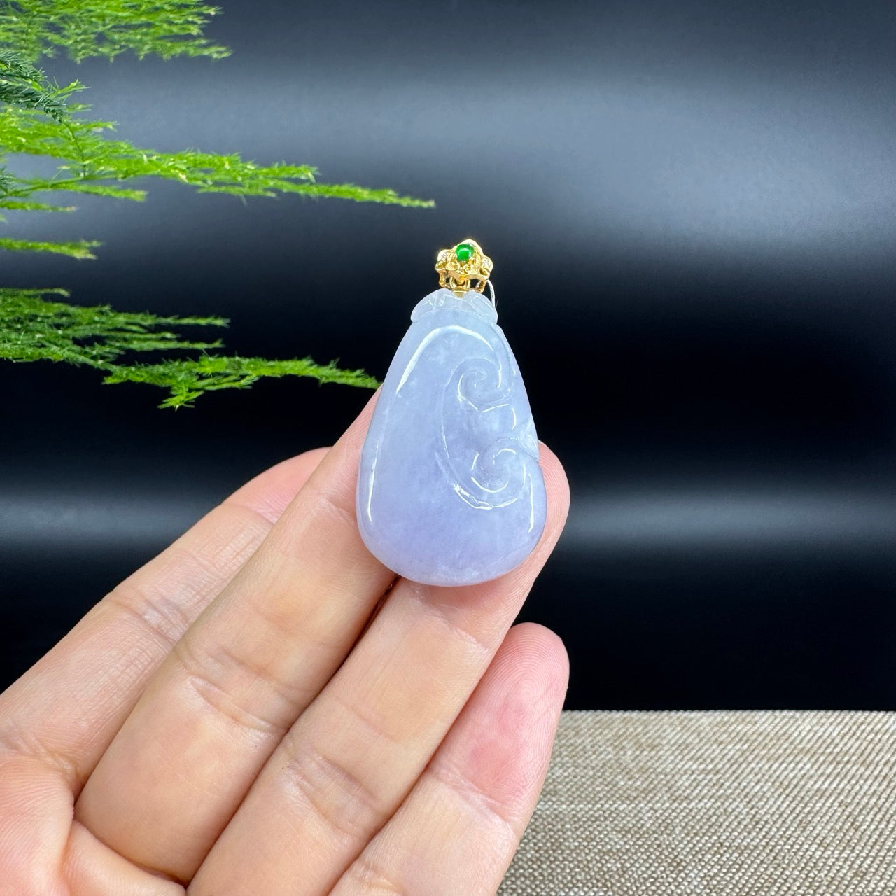 The pendant shape of the ruyi.The pendant color is lavender.
