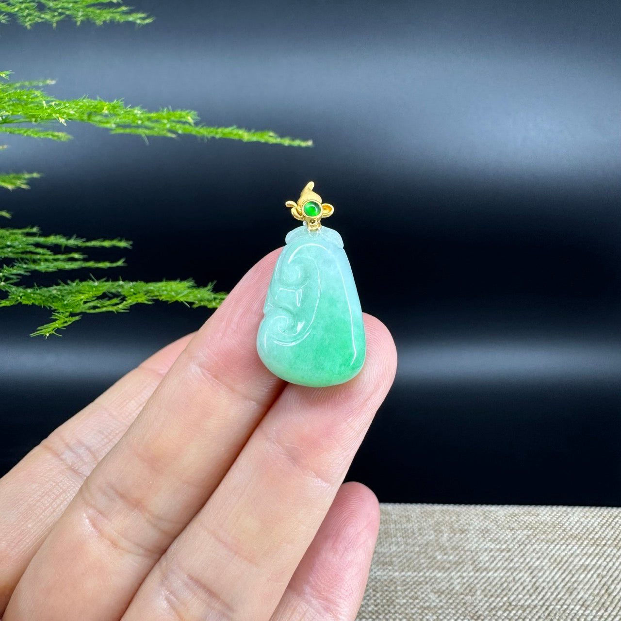 The pendant shape of the ruyi.The pendant color is icy green.