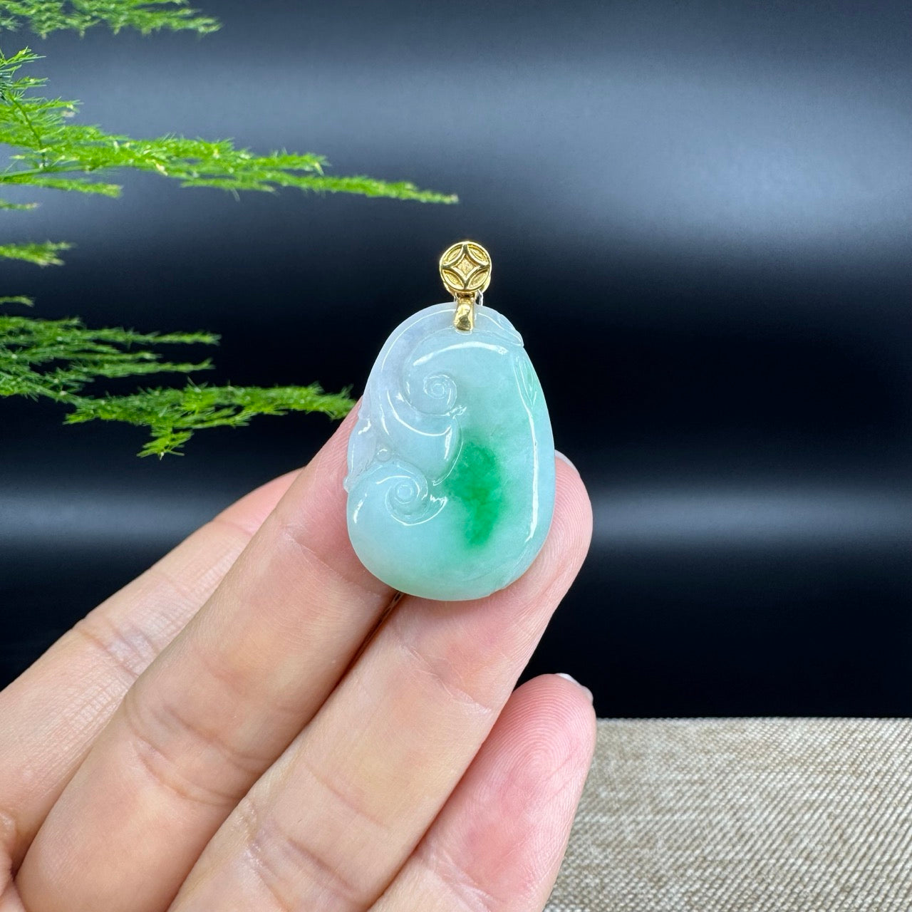The pendant shape of the ruyi.The pendant color is white green