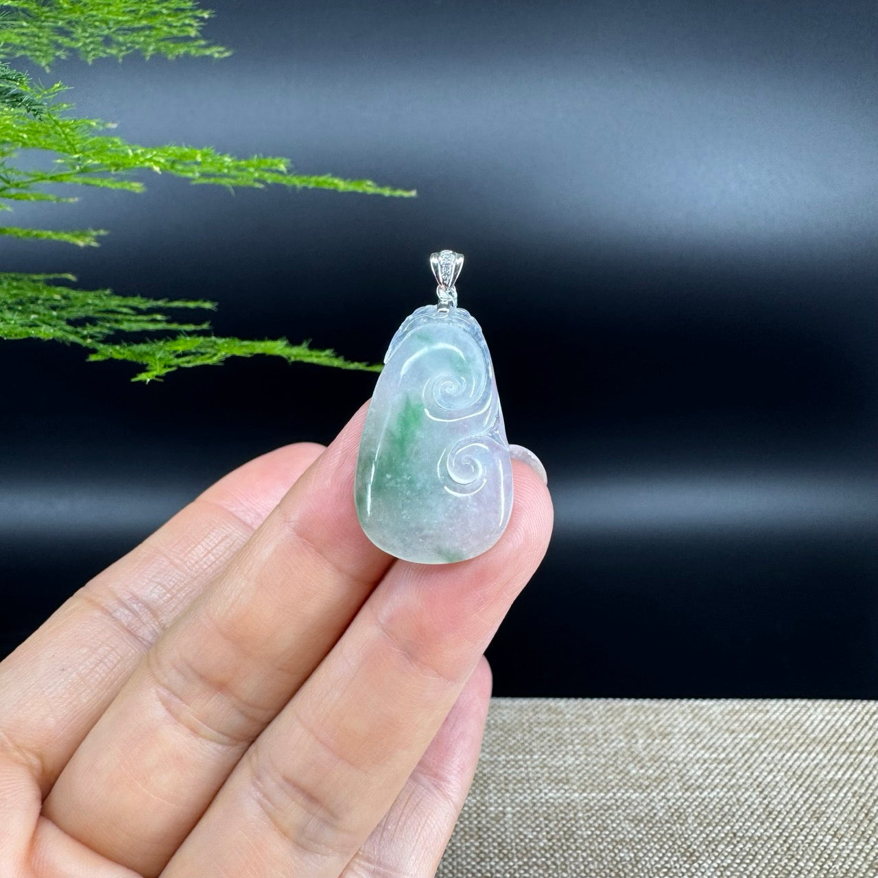 The pendant shape of the ruyi.The pendant color is icy green.