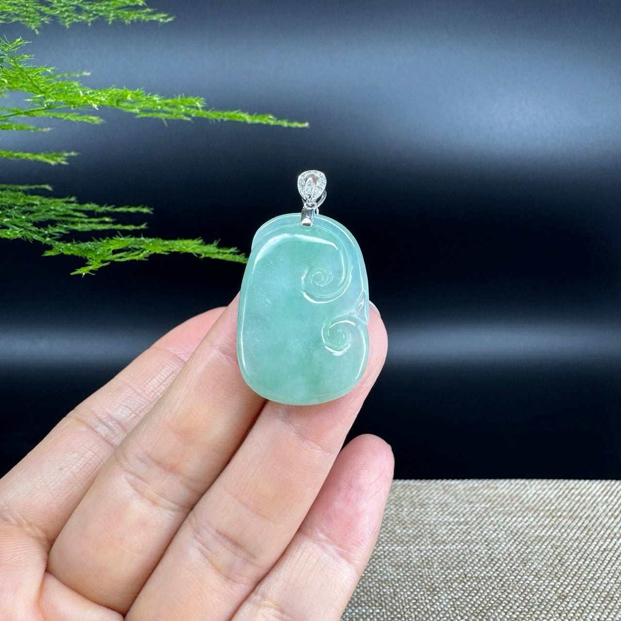 The pendant shape of the ruyi.The pendant color is green.