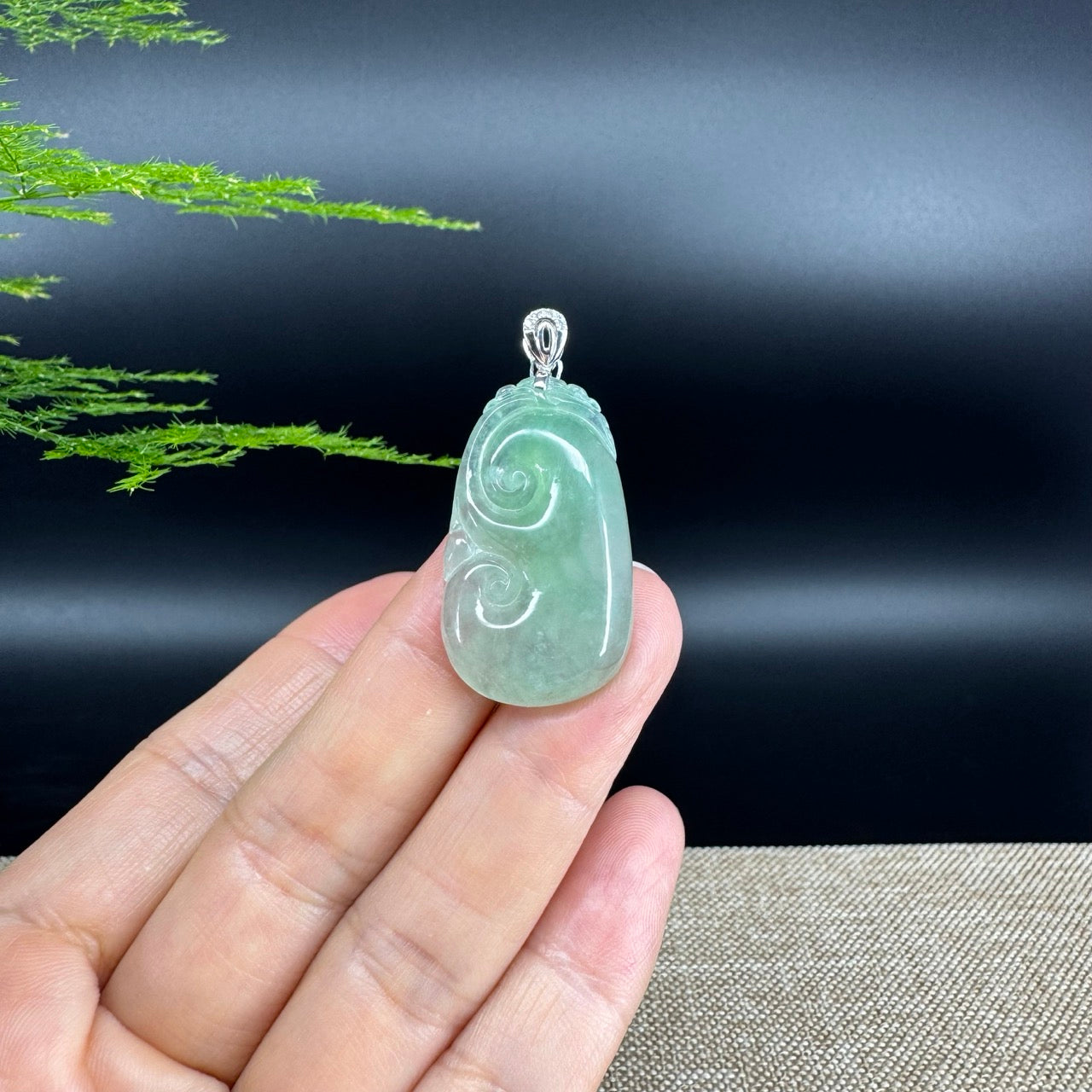 The pendant shape of the ruyi.The pendant color is icy green.