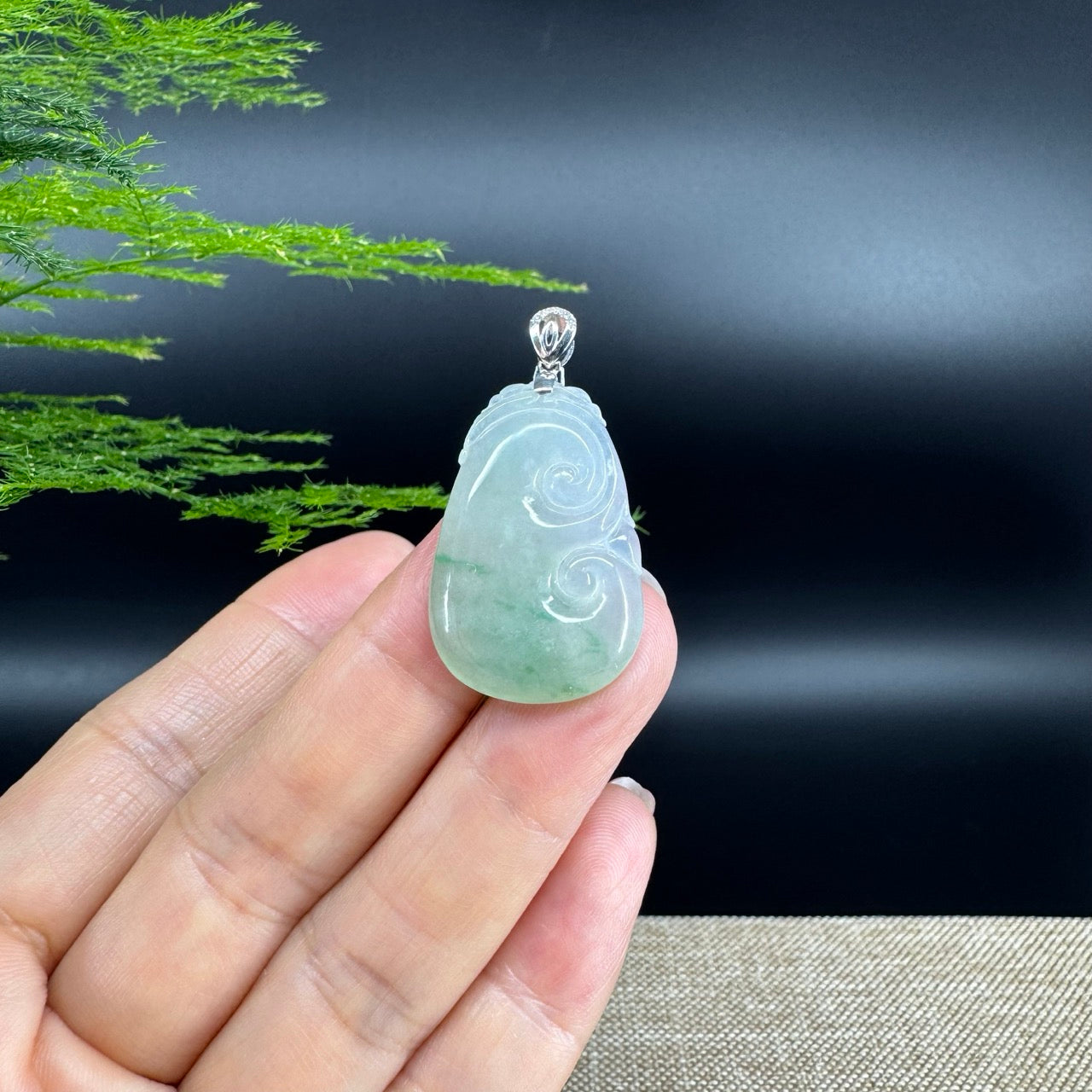The pendant shape of the ruyi.The pendant color is icy green.