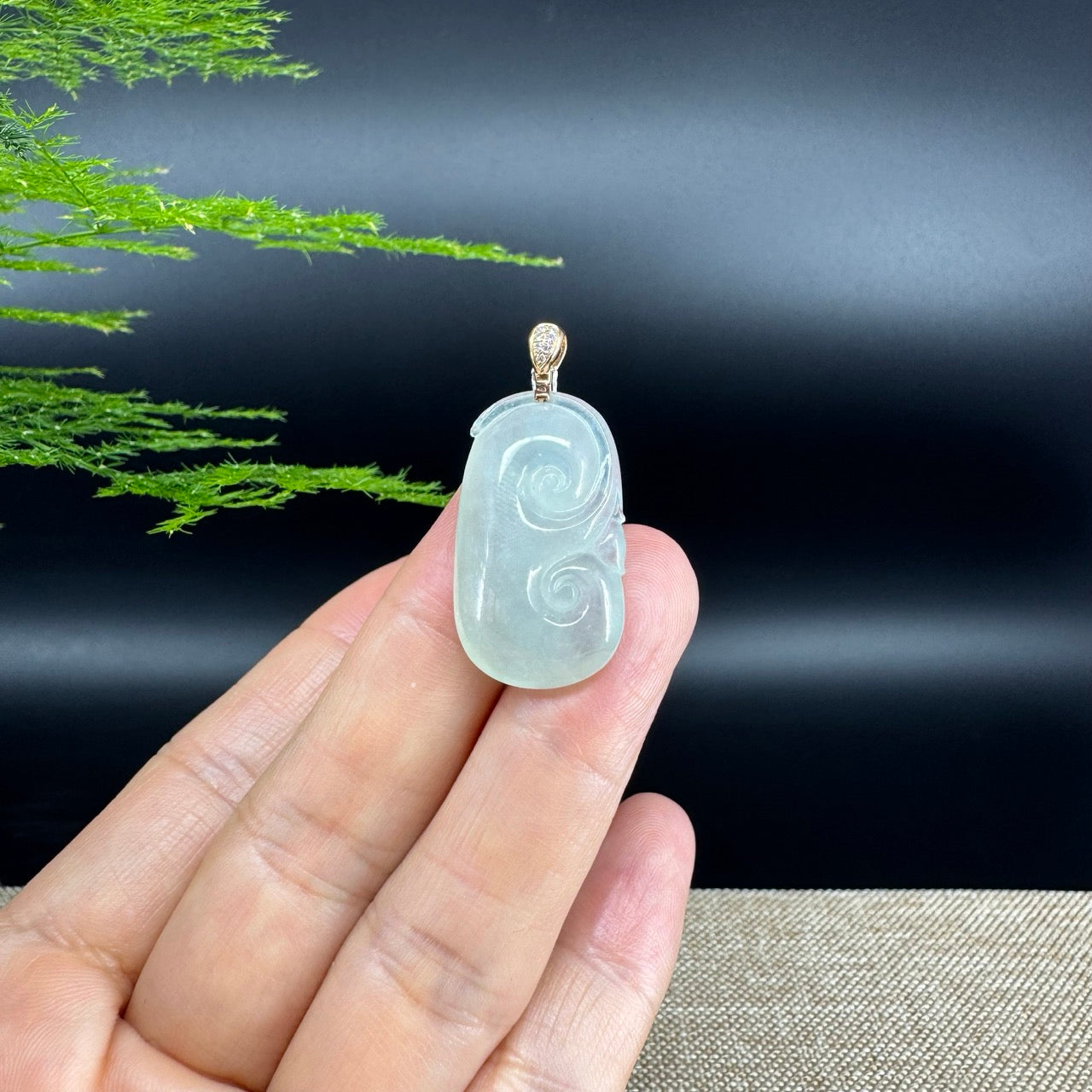 The pendant shape of the ruyi.The pendant color is icy.