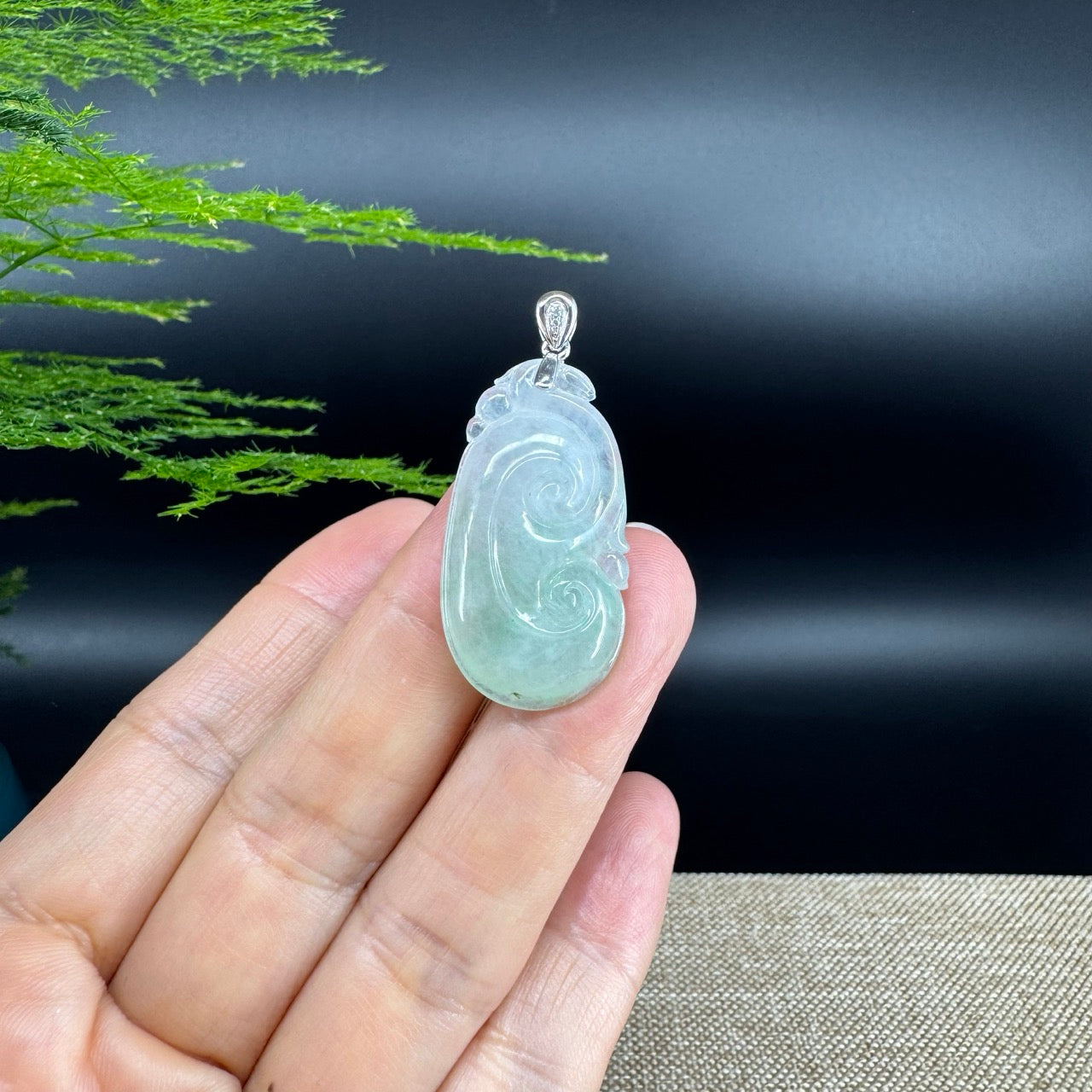 The pendant shape of the icy green.The pendant color is icy green.