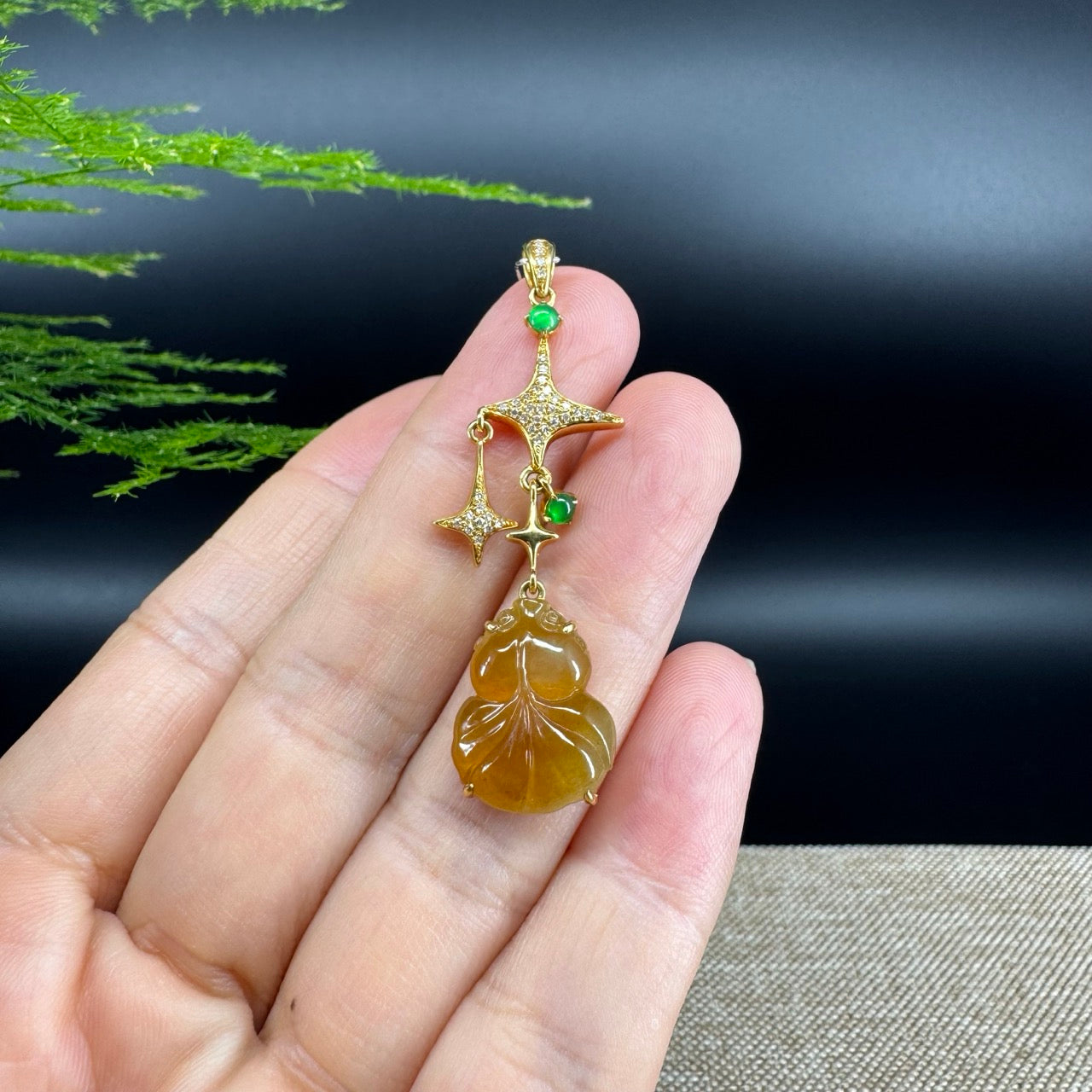 The  pendant shape of the hulu.The pendant color is honey yellow.