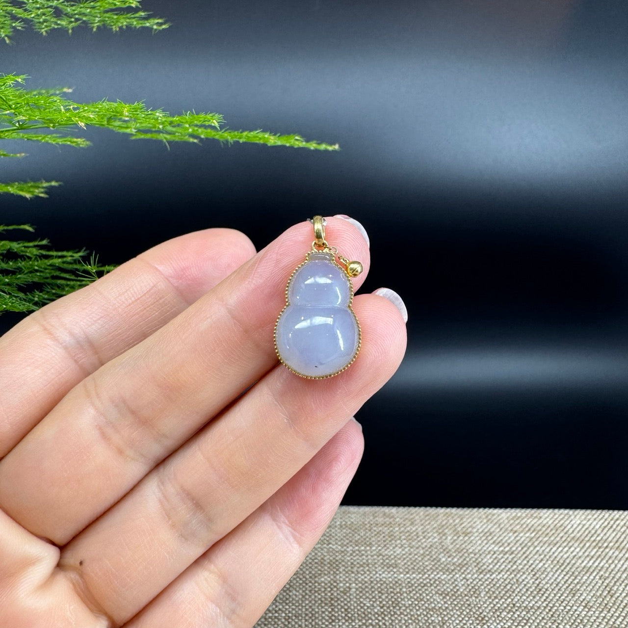 The pendant shape of the hulu.The pendant color is lavender.