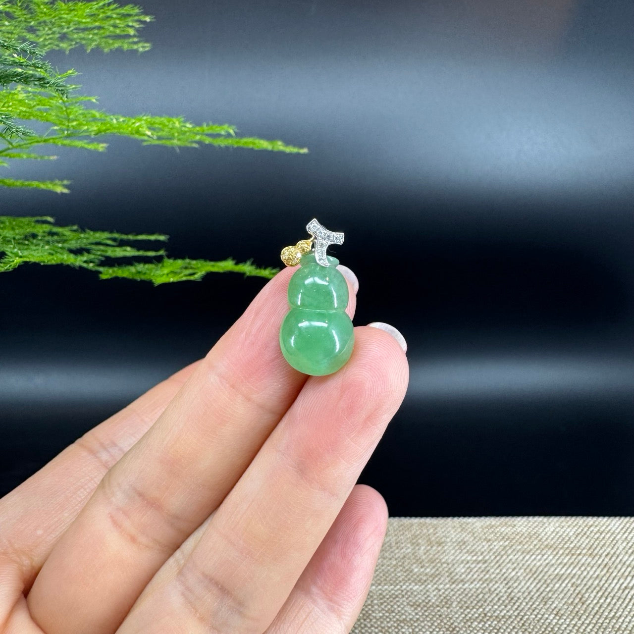 The pendant shape of the hulu.The pendant color is green.