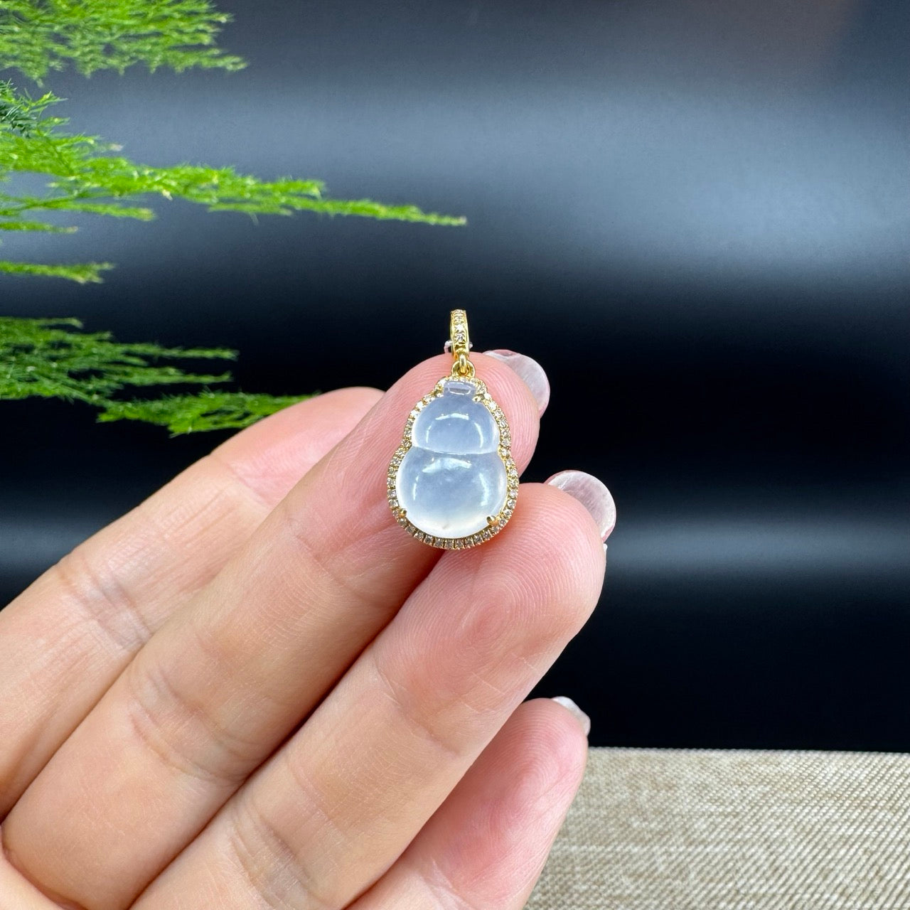 The pendant shape of the hulu.The pendant color is icy.