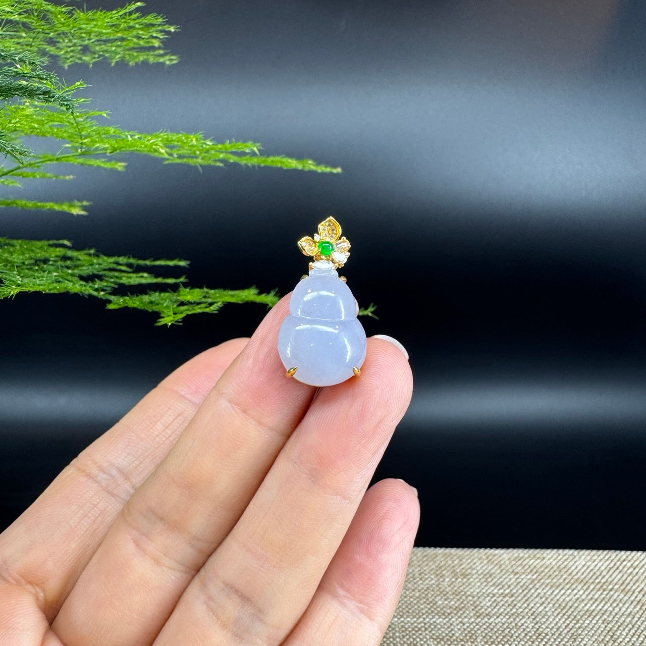 The pendant shape of the hulu.The pendant color is lavender.
