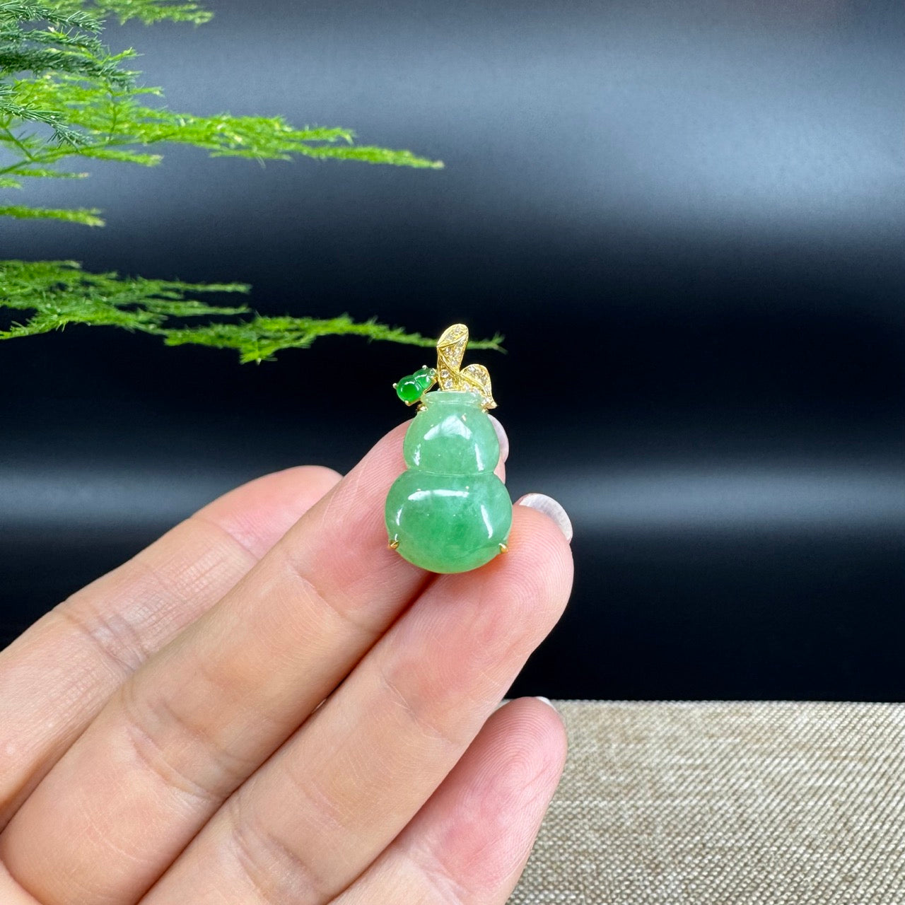 The pendant shape of the hulu.The pendant color is green.