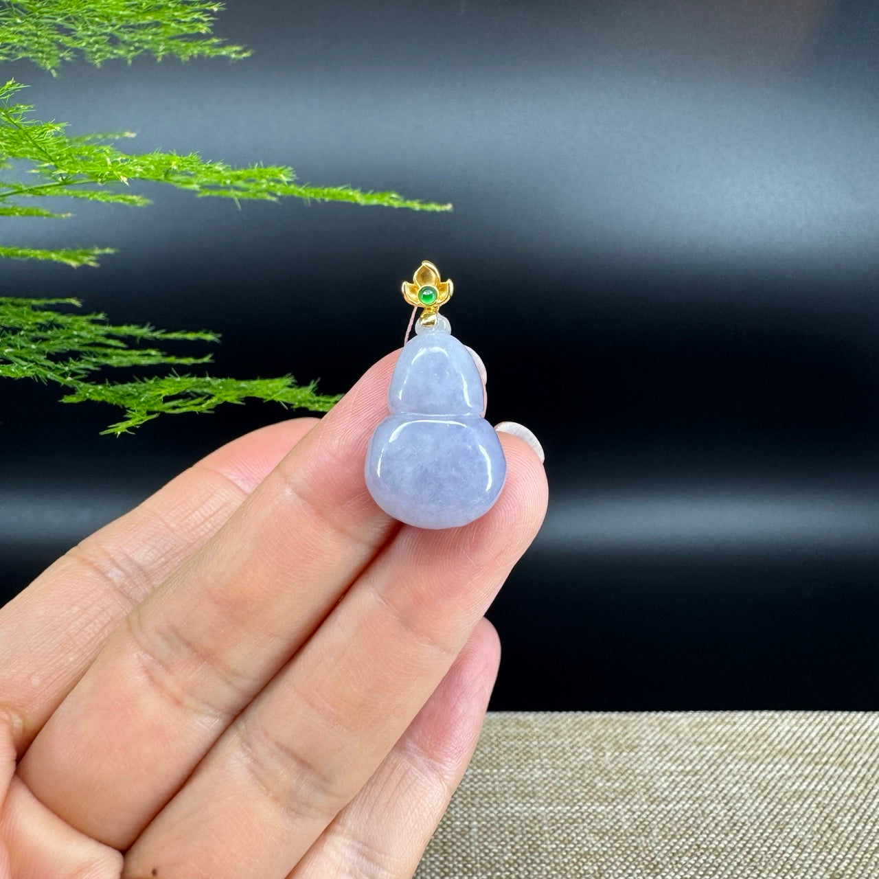 The pendant shape of the hulu.The pendant color is lavender.